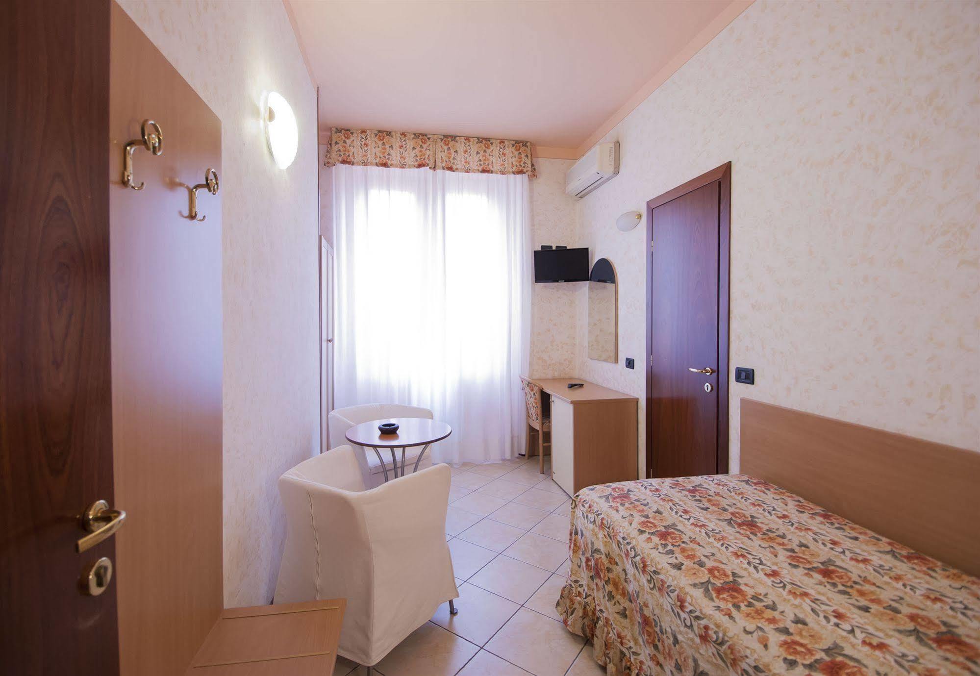 La Riviera Hotel