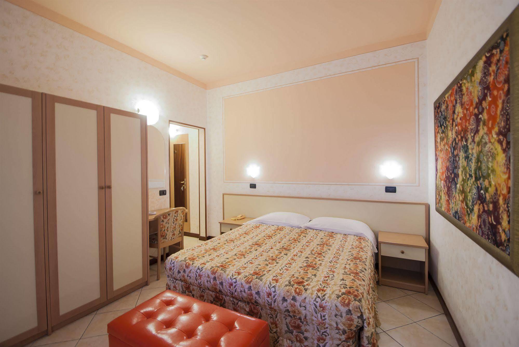La Riviera Hotel